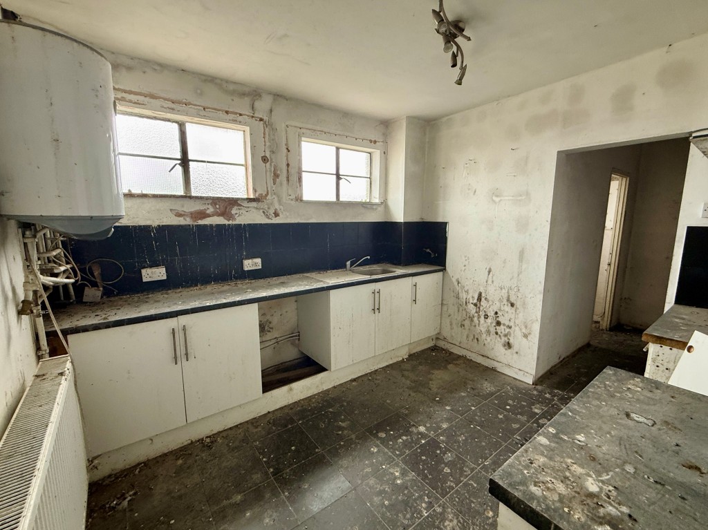 Lot: 70 - SUBSTANTIAL VACANT COMMERCIAL PREMISES WITH POTENTIAL - Room seven